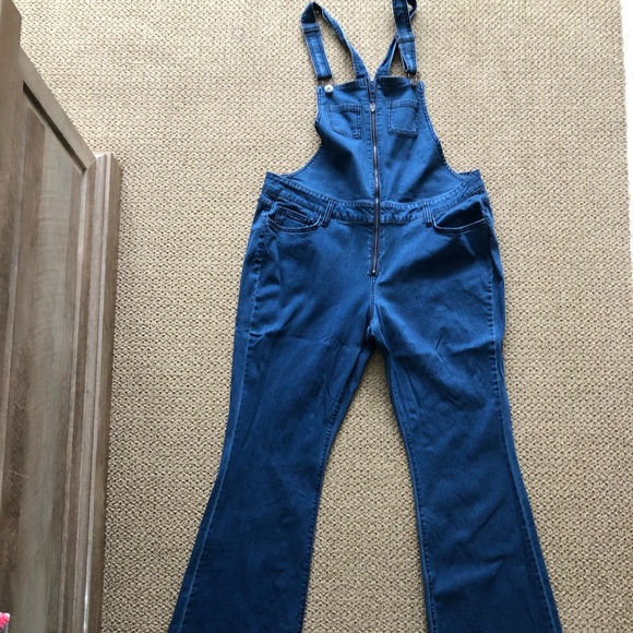 Arizona Jean Company Pants - Junior’s Plus 1X Arizona Jean Co Jumper. Used. Good Condition.